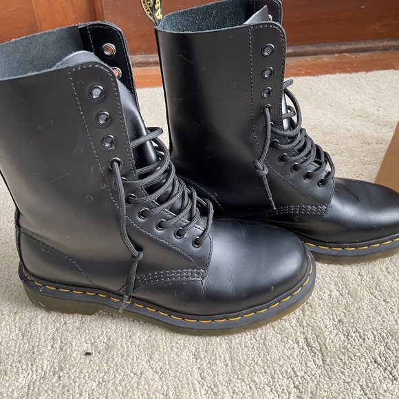 Doc Martens 1490, smooth black. Barely worn. Box, receipt, and leather care - Picture 6 of 6